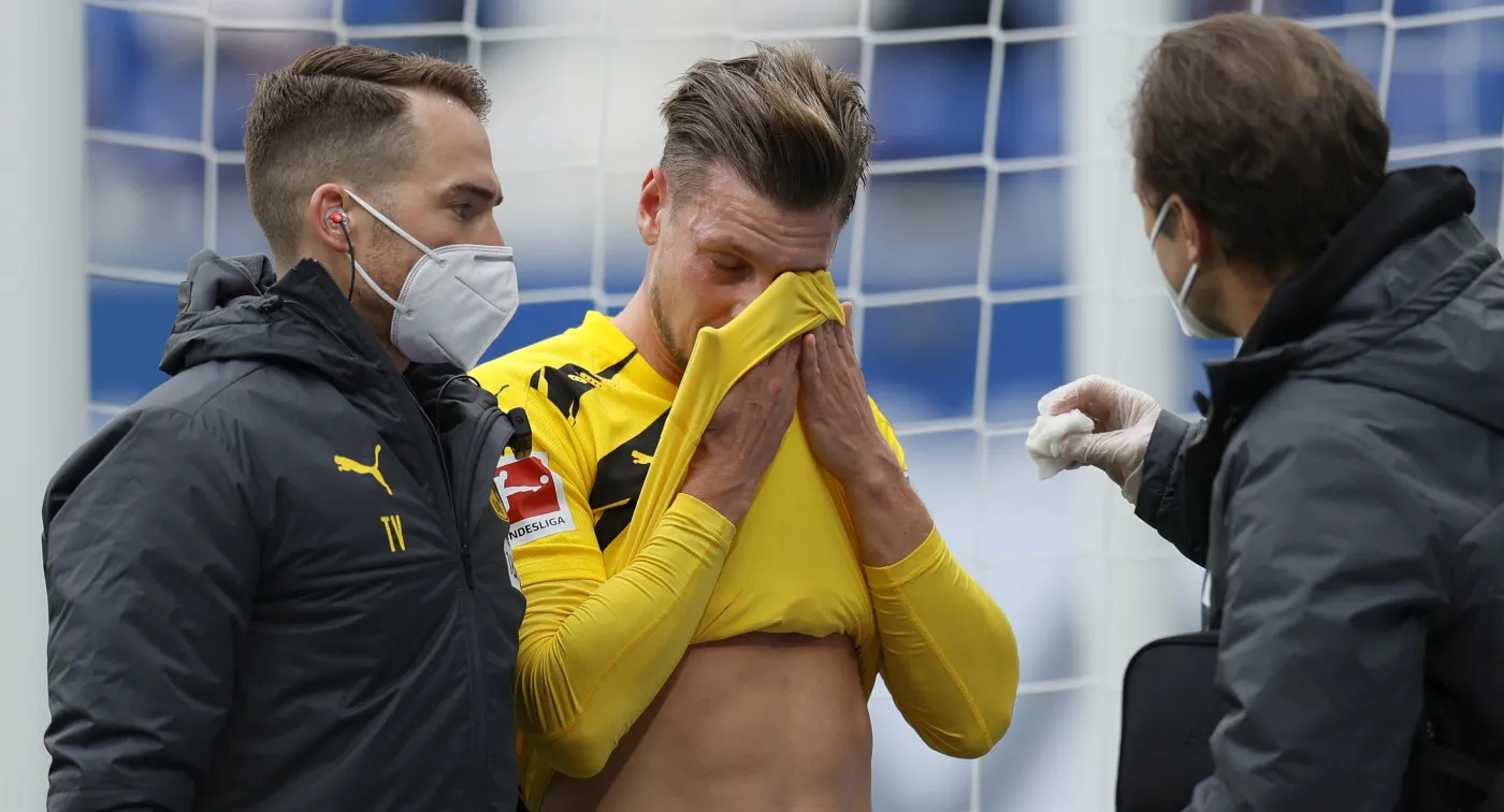 Pech Łukasza Piszczka. Dostał w oko i już w 21. minucie zszedł z boiska
