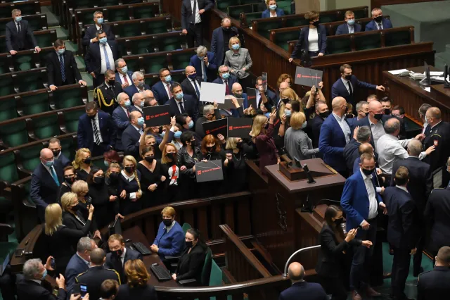 Posłanka PiS o czerwonej błyskawicy: Młode pokolenie jest niedouczone, jeśli tego nie kojarzy ze znakiem SS