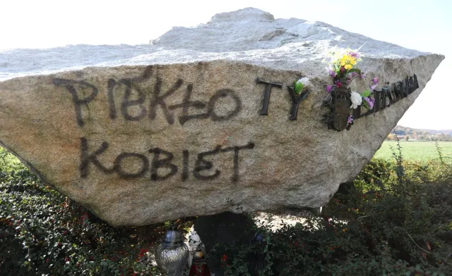 Napis "Piekło kobiet" na papieskim kamieniu na krakowskich Błoniach