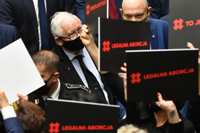 Ostry spadek PiS. SONDAŻ po wyroku TK w sprawie aborcji