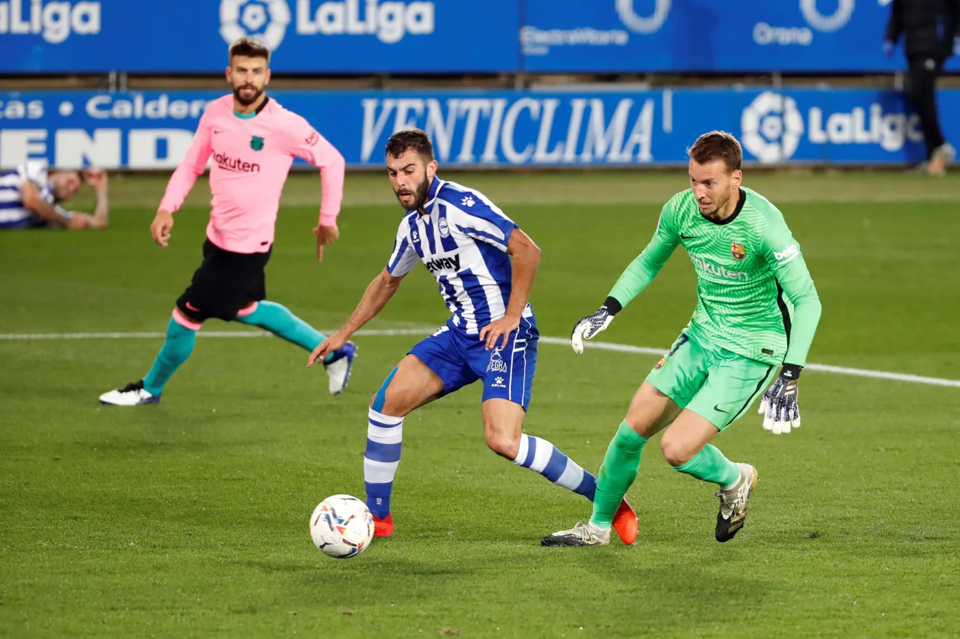 Katastrofalny błąd bramkarza Barcelony. Grające w "10" Alaves urwało punkty gigantowi