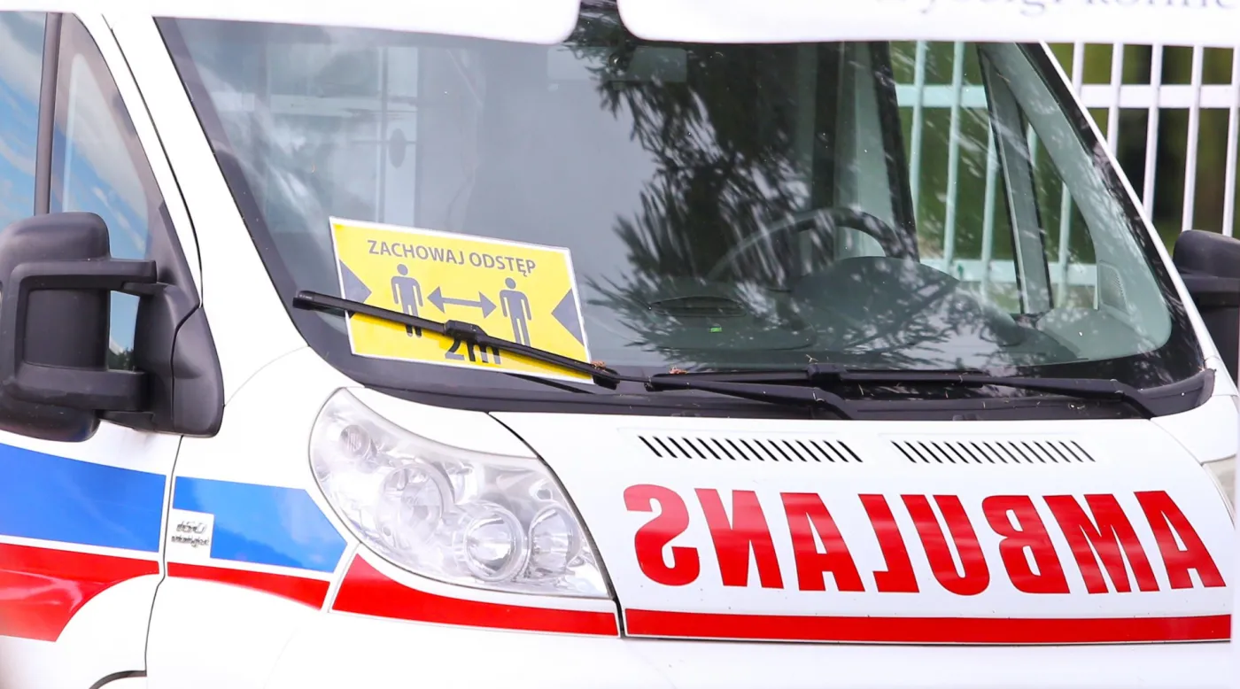 Pacjent zmarł w karetce pod szpitalem. "Drzwi były zamknięte na łańcuch"