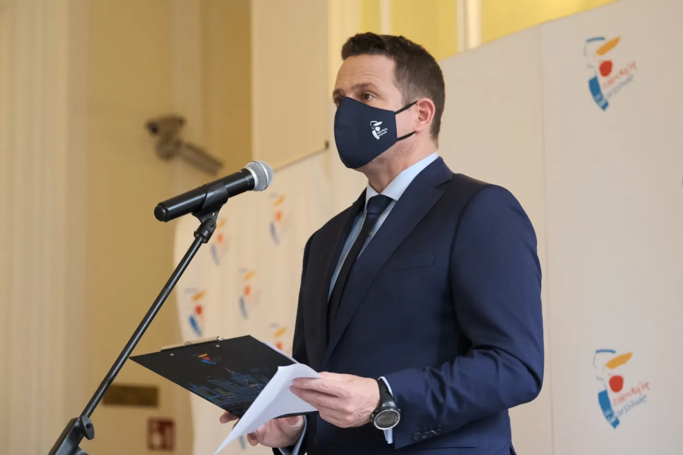 Trzaskowski: Sytuacja z respiratorami jest krytyczna. Nie ma ich przy łóżkach covidowych