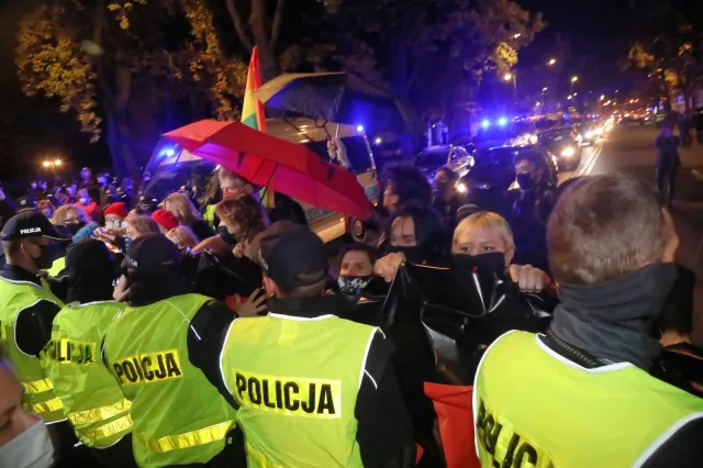 Protest w sprawie ws. TK i aborcji. Starcia z policją przed domem Kaczyńskiego