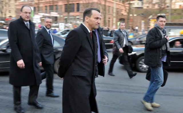 Sikorski: Duda jest słabym prezydentem i powinien podać się do dymisji