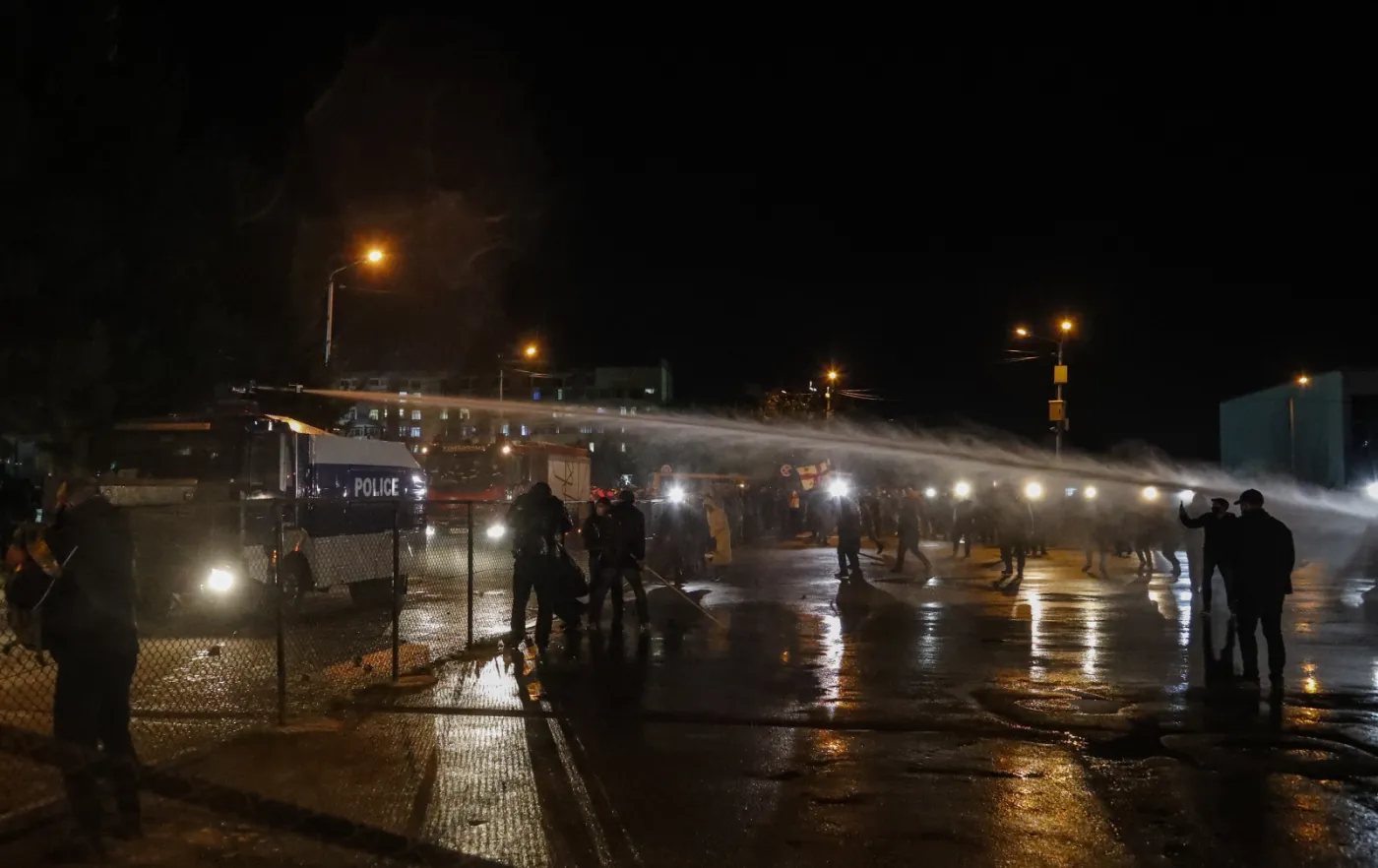 Gruzini protestują w sprawie powtórzenia wyborów. Policja użyła armatek wodnych