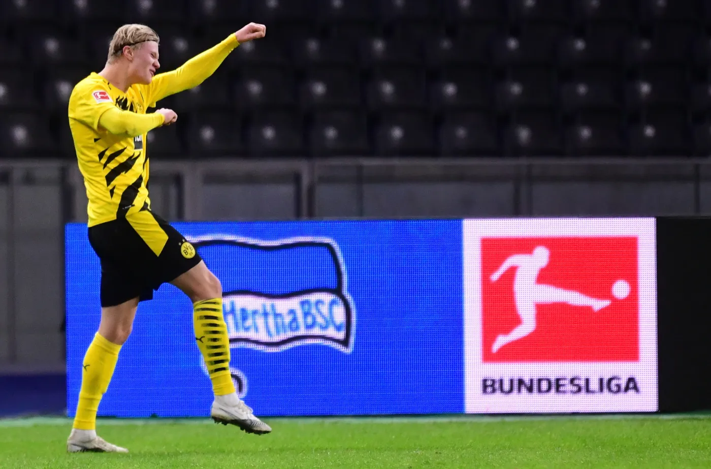 Cztery gole Erlinga Haalanda w Berlinie. Borussia goni Bayern