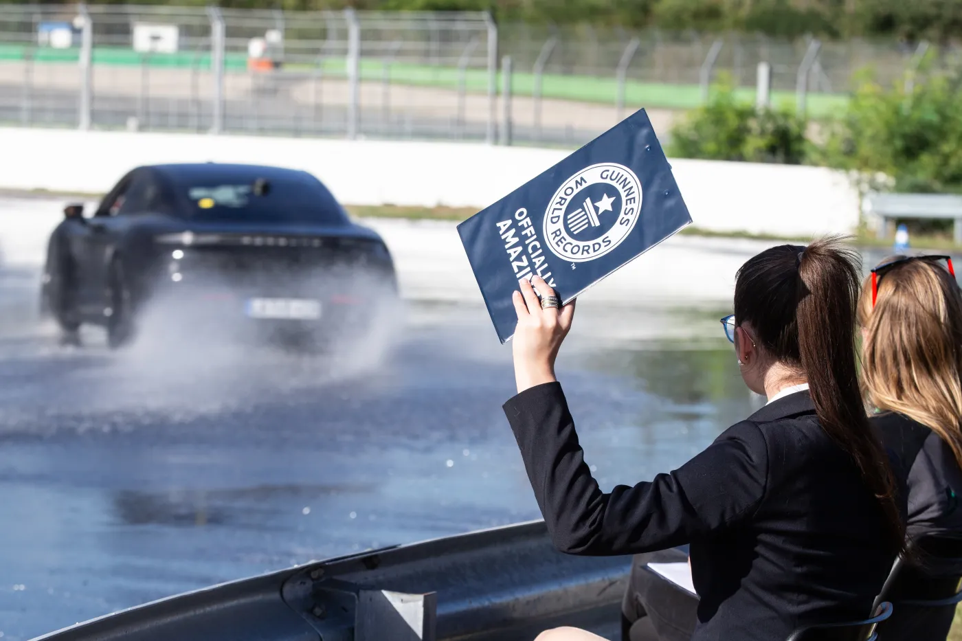 Porsche Taycan bokiem wjechało do Księgi Rekordów Guinnessa. Jakim cudem?