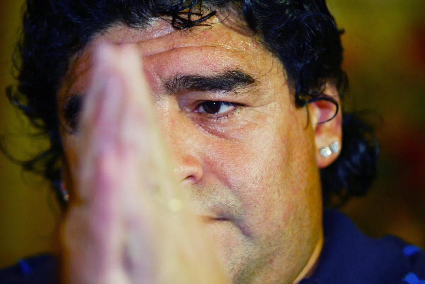 Selfie z Maradoną... w trumnie. Skandaliczne zachowanie pracownika zakładu pogrzebowego