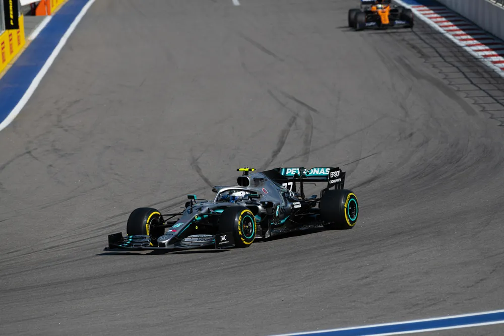 Formuła 1. Russell zastąpi zakażonego Hamiltona w GP Sakhir