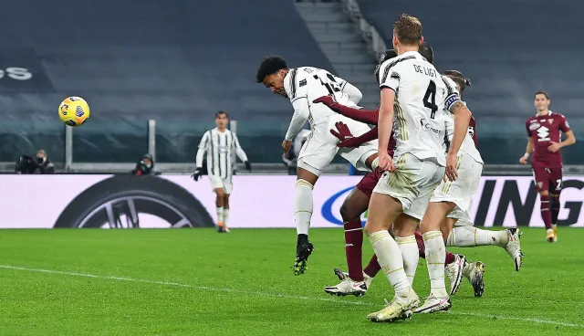 Nokautujący finisz Juventusu w derbach Turynu. "Stara Dama" wiceliderem Serie A