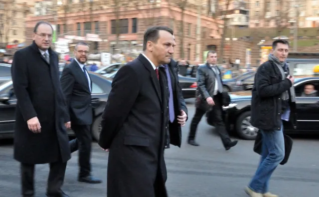 Sikorski do prokuratury: Uprzejmie informuję, że podżegałem, a nawet wznosiłem antypaństwowe okrzyki