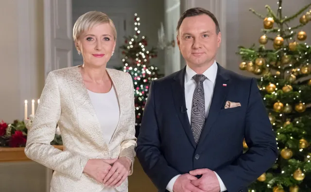 "Niech wigilijny stół jednoczy nas i łączy". Para prezydencka złożyła świąteczne życzenia