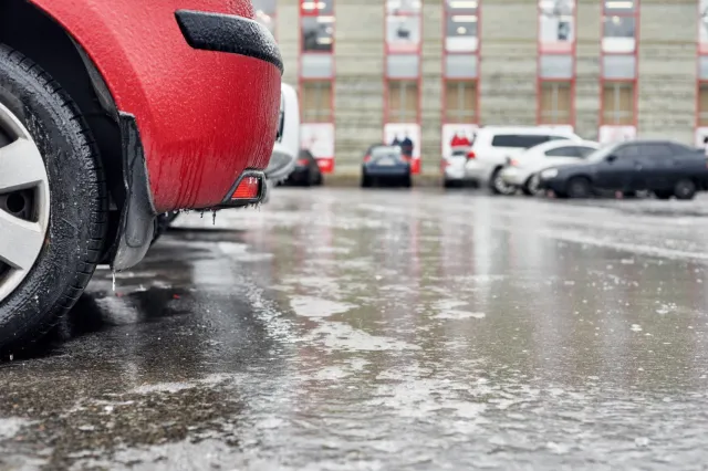 Ostrożnie na drodze! IMGW ostrzega przed oblodzeniem [PROGNOZA POGODY]