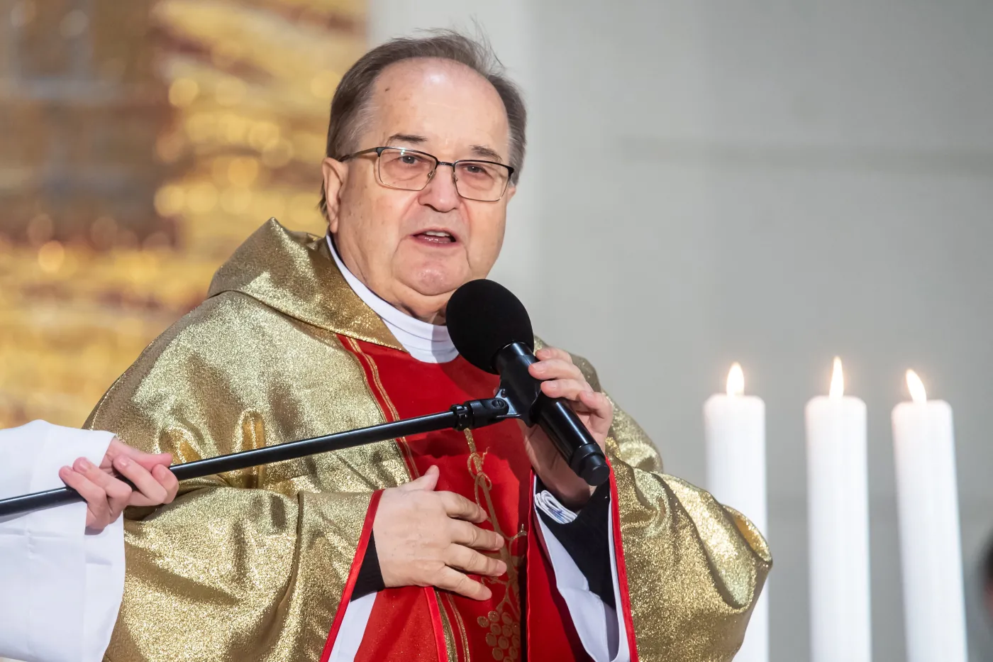 Blisko milion złotych dla podmiotów związanych z o. Rydzkiem. "W ramach wsparcia antykryzysowego"