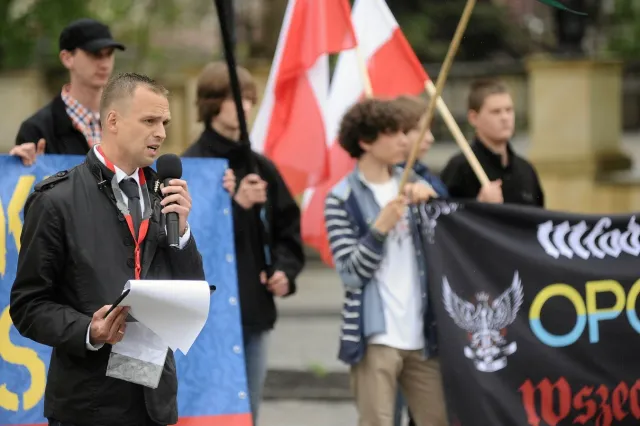 IPN mógłby Greniuchowi urządzić wystawę planszową pt. "Jak hajlowałem przez lata" [FELIETON]