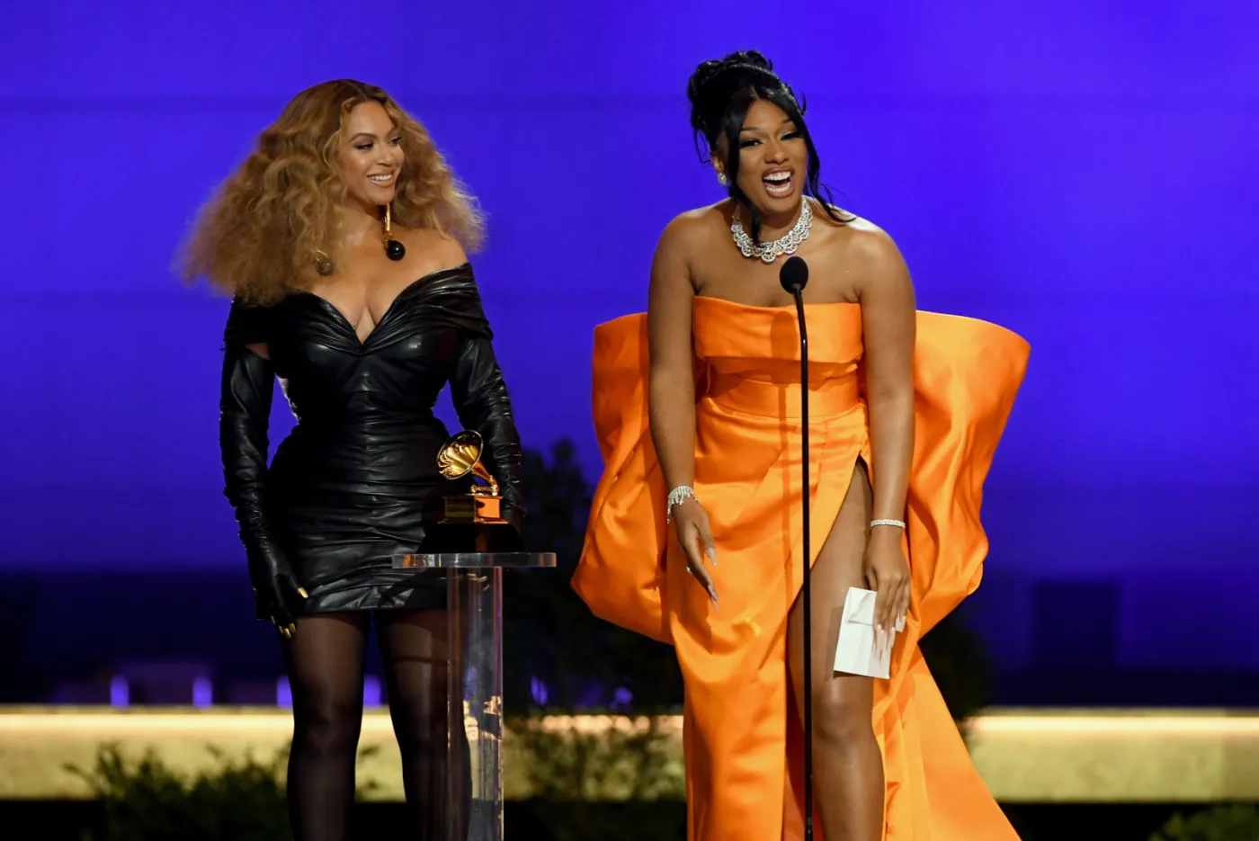 GRAMMY 2021: Beyonce rozbija bank, a Harry Styles czaruje