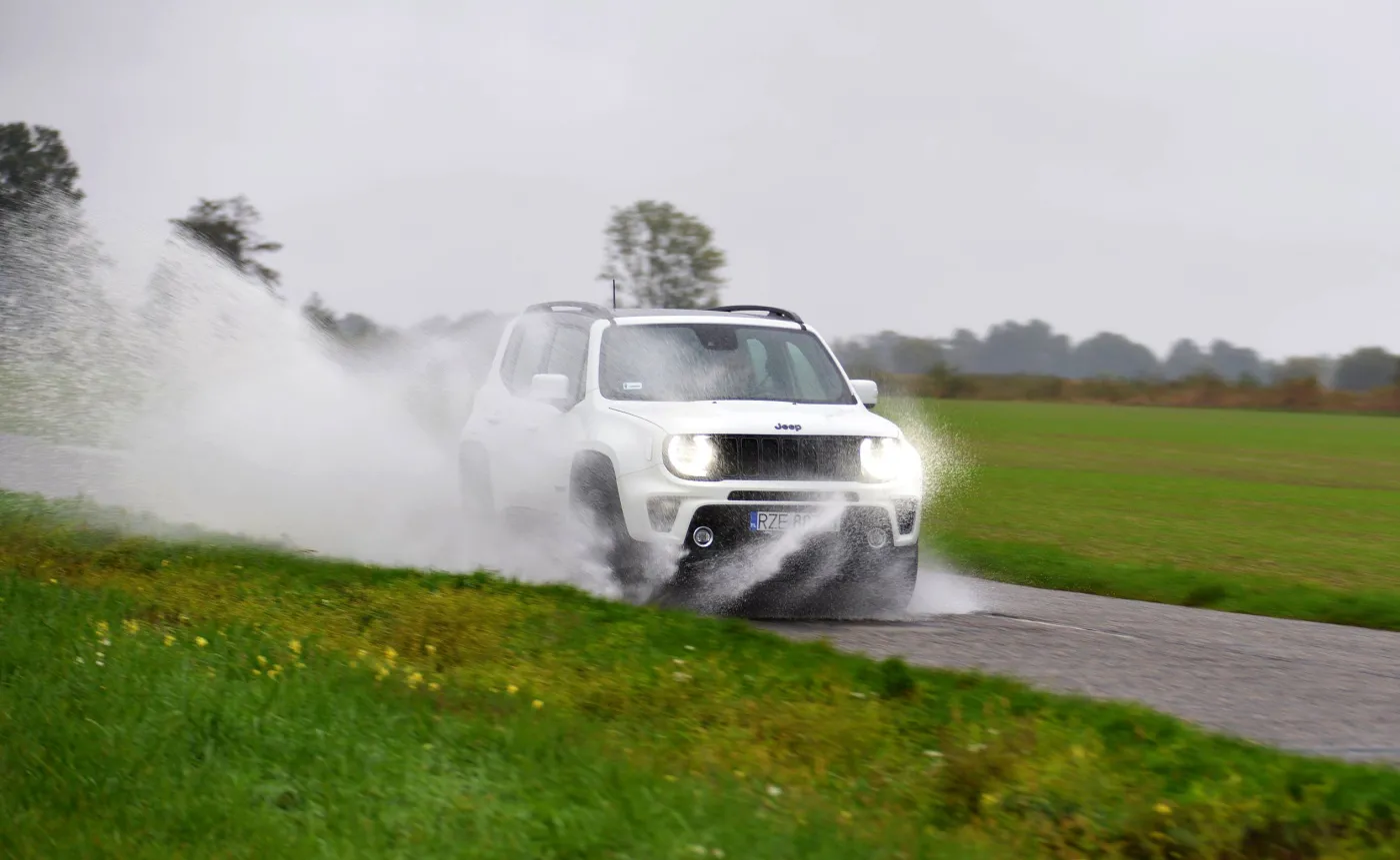 Jeep Renegade 4xe i Compass 4xe już w Polsce. Nowe SUV-y zawstydzają silnik Diesla