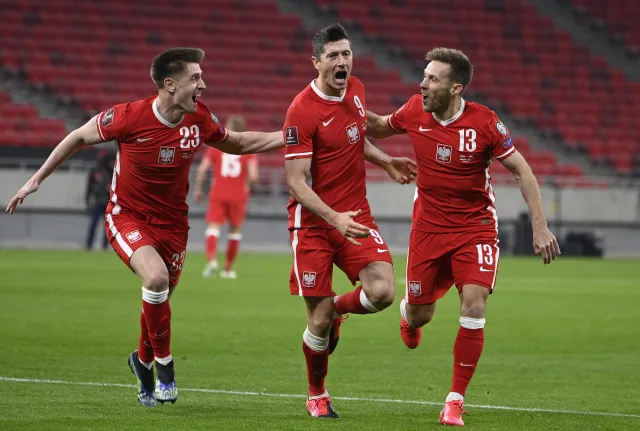 Zobacz gole Polaków w meczu z Węgrami. Lewandowski trafił w "okienko"