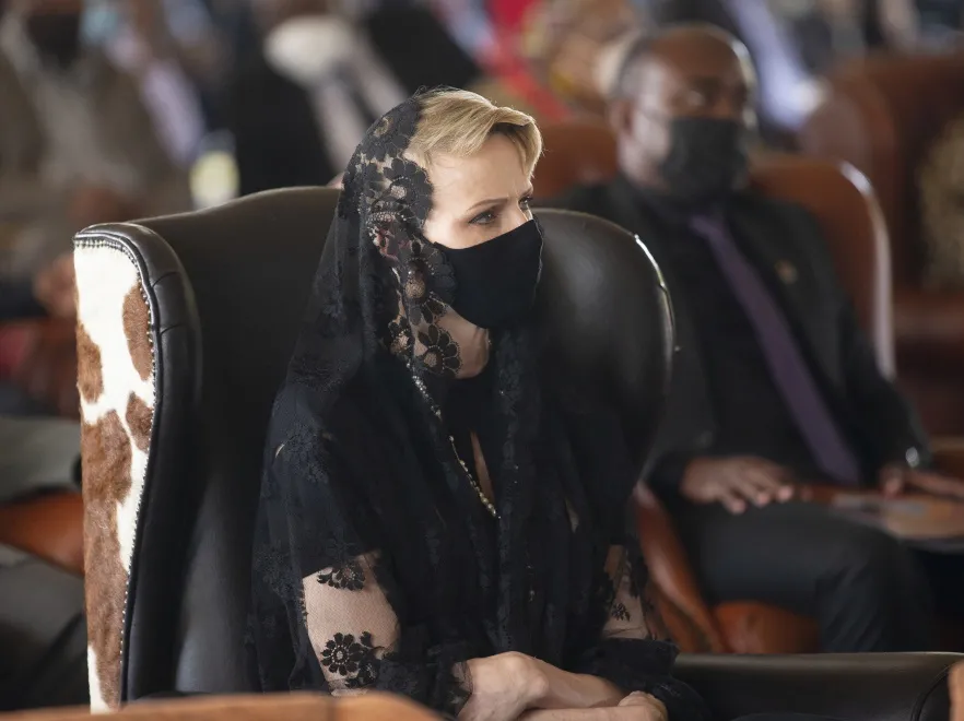 Księżna Charlene na uroczystościach upamiętniających monarchę Zulu. Czerń nie dodała jej uroku...