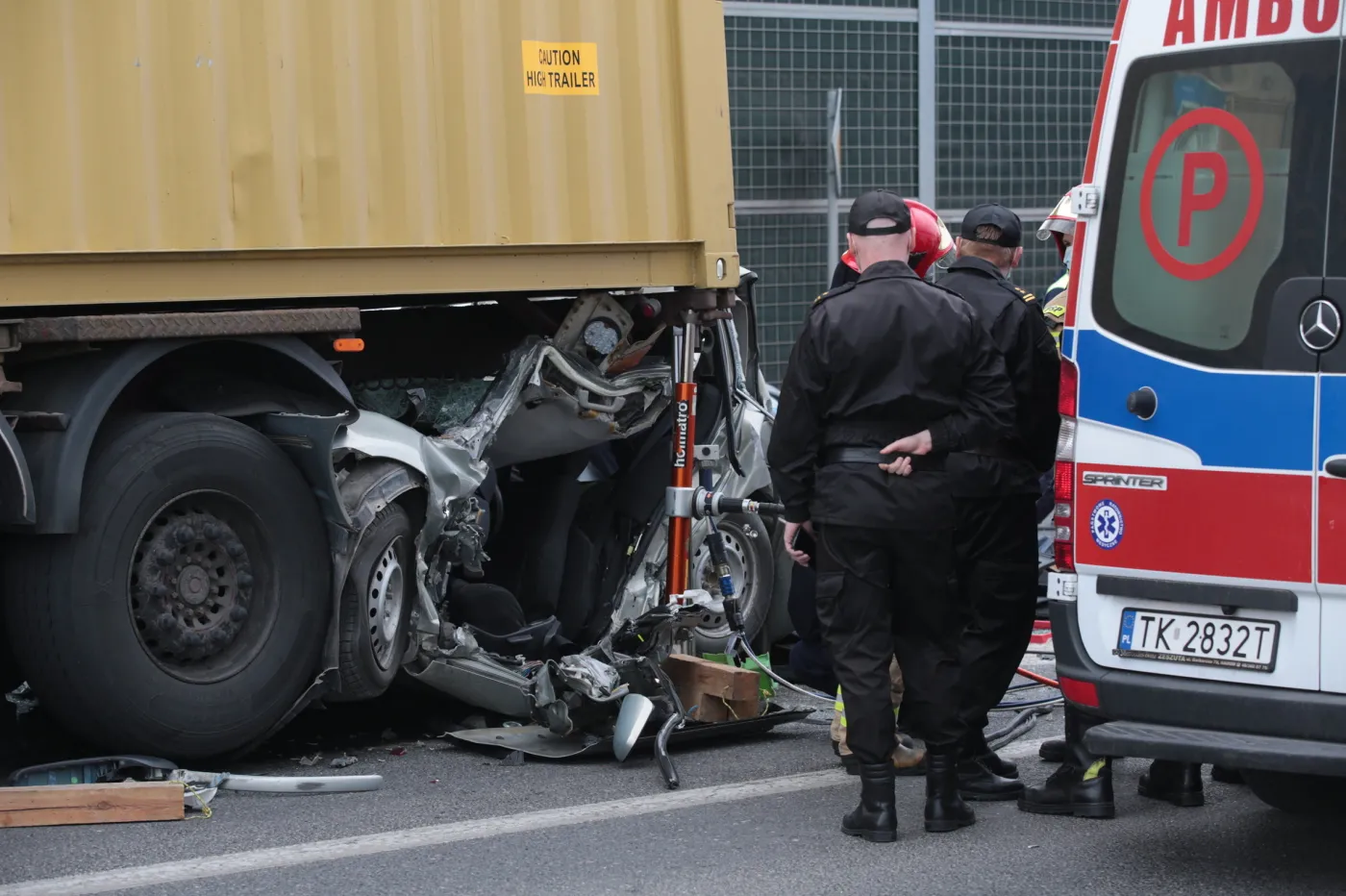 Drastyczny wypadek w Kielcach. Toyota zmiażdżona przez TIR-y, jej kierowca przeżył