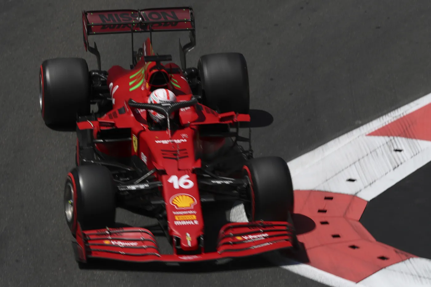 Charles Leclerc wygrał kwalifikacje. W Baku ruszy z pole position