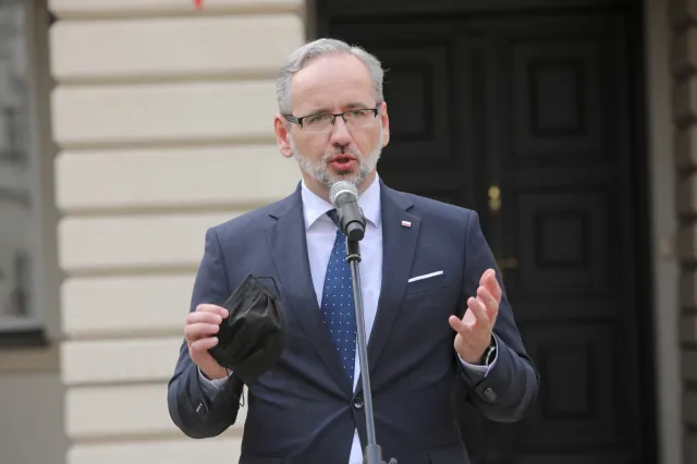 Niedzielski: Kościół mógłby pomóc w promocji szczepień. Epidemiolog ma wątpliwości