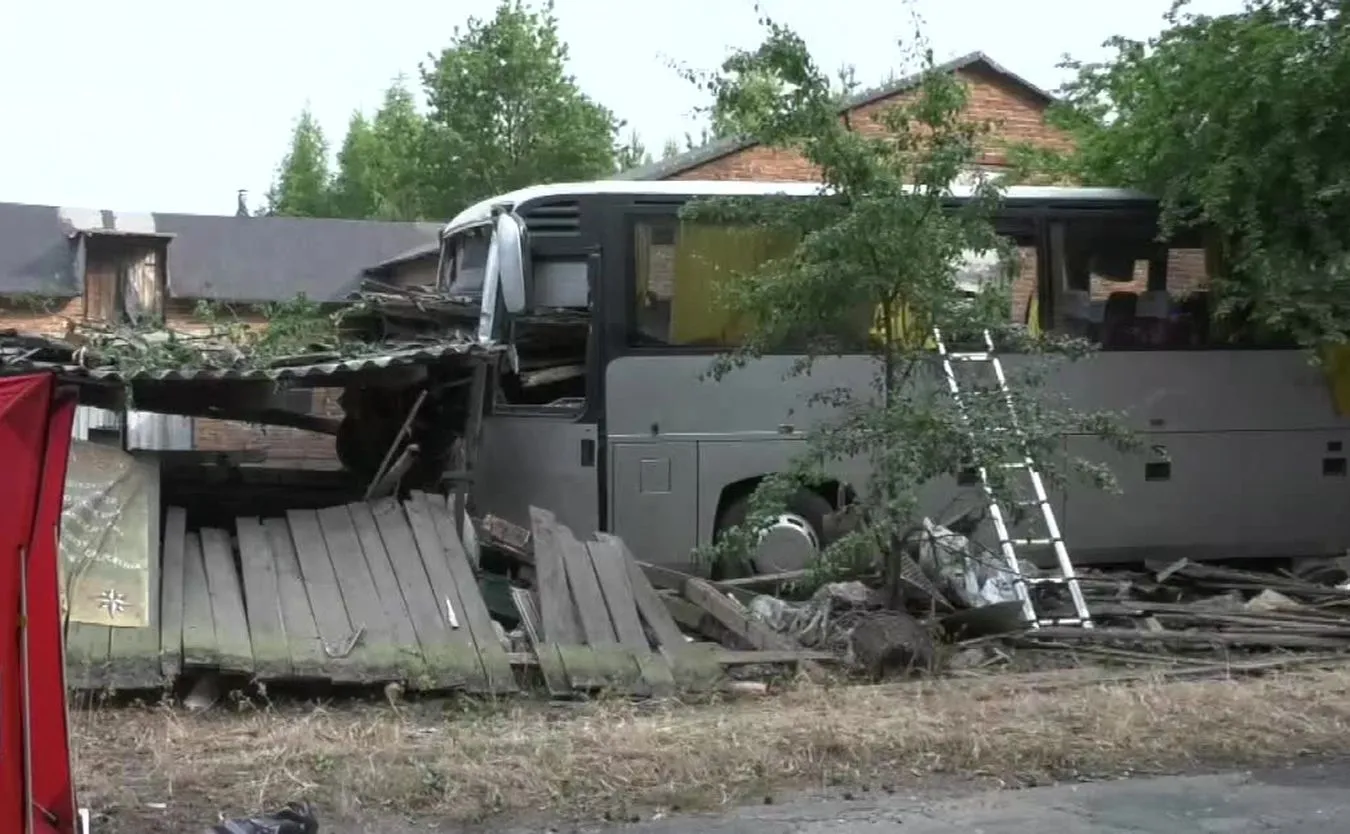Wypadek autokaru pod Piotrkowem Trybunalskim. Jedna osoba zginęła, dziewięć zostało rannych