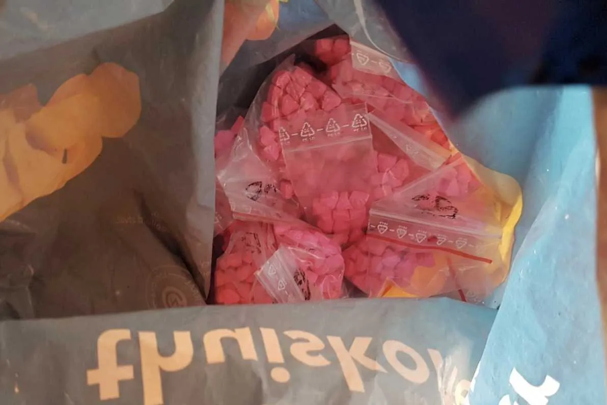 W aucie przewoził ponad 1 kg narkotyków, w domu miał kolejne 3 kg