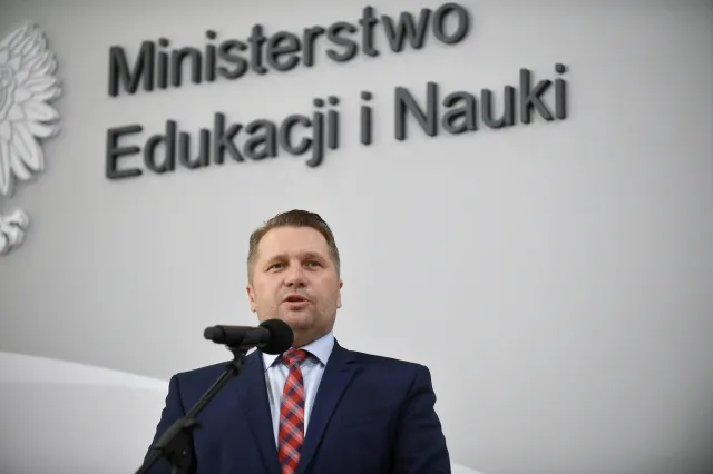 Czarnek zapowiada "zdecydowanie większe wynagrodzenia" dla nauczycieli