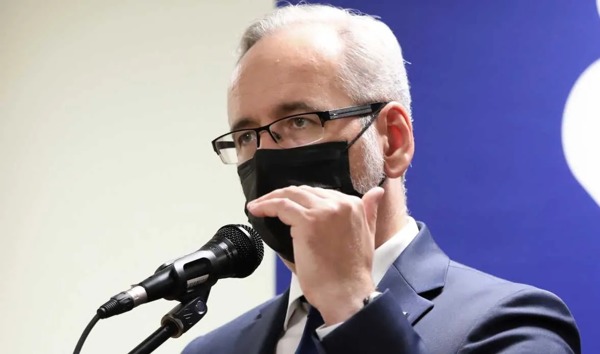 Trzecia dawka dla jednej z grup pacjentów. Minister podaje szczegóły
