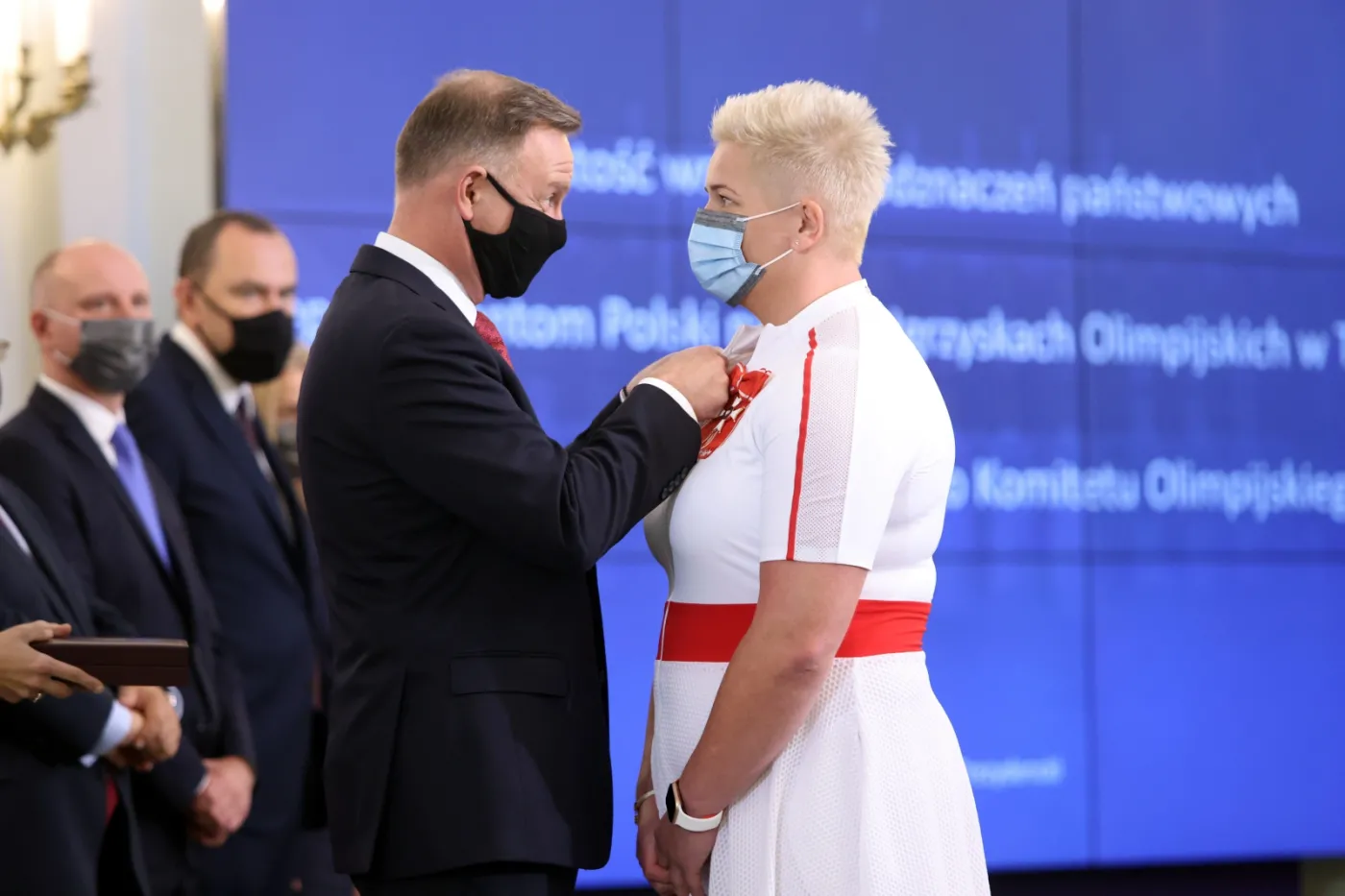 Prezydent RP Andrzej Duda (L) i trzykrotna mistrzyni olimpijska w rzucie młotem Anita Włodarczyk (P) podczas uroczystości wręczenia odznaczeń państwowych reprezentantom Polski startującym na XXXII Letnich Igrzyskach Olimpijskich rozgrywanych w Tokio