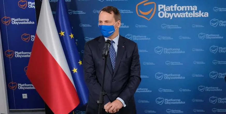 Sikorski zaszczepiony III dawką. "Zarejestrowałem się w systemie jak każdy pacjent"