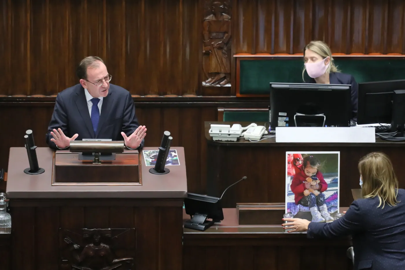 "Pedofilia, zoofilia, dżihad...". Kamiński wylicza, co znaleziono w telefonach migrantów