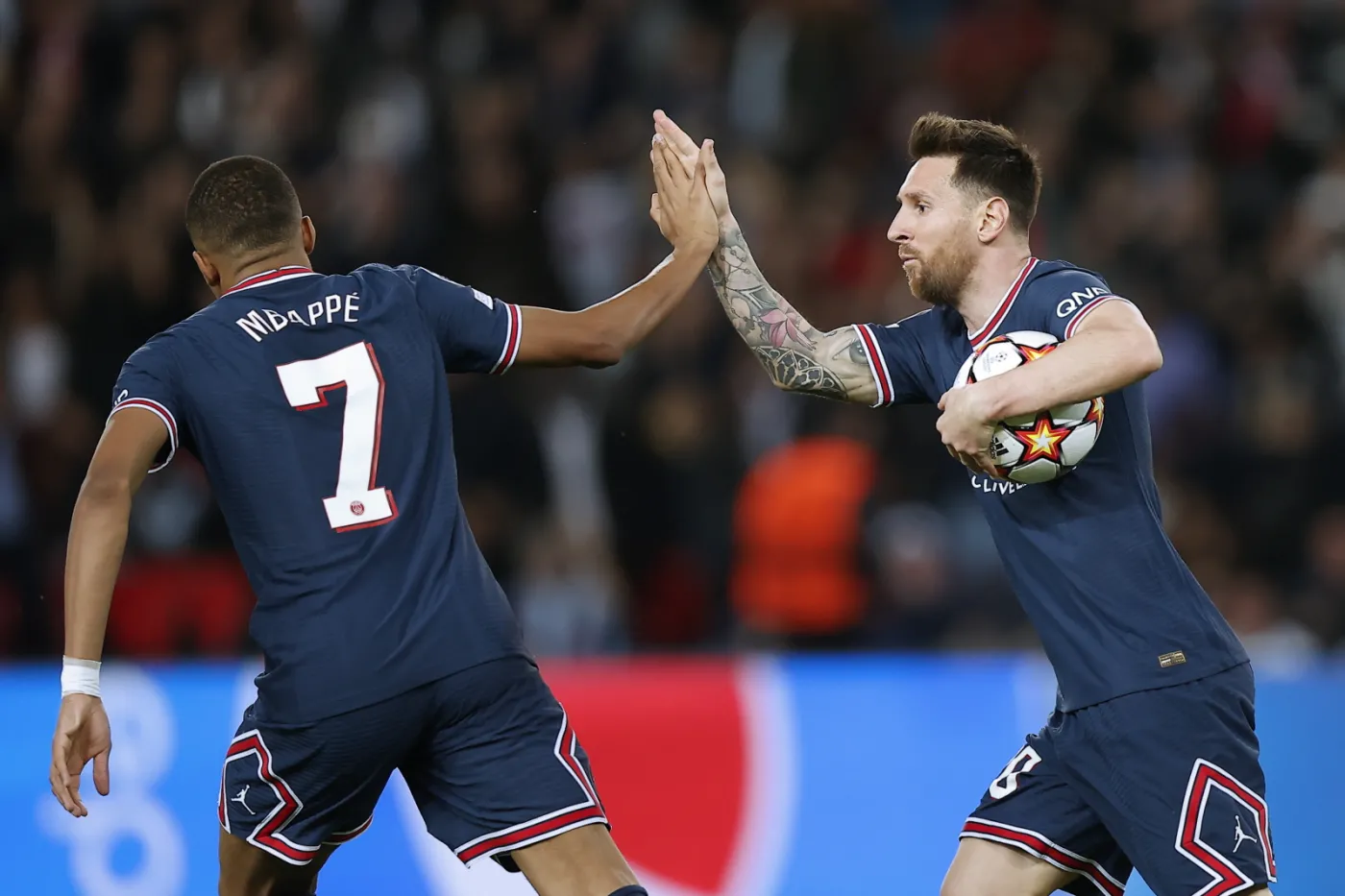 Liga Mistrzów: Rollercoaster Griezmanna, Messi bohaterem PSG [WYNIKI I TABELE]