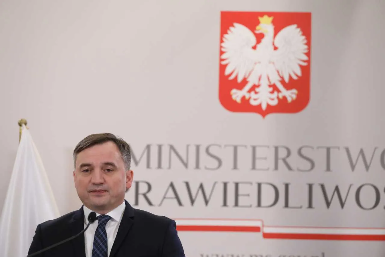 Krzyż w koronie orła. Takich zmian chce resort Ziobry