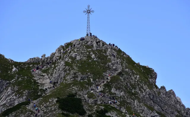 Na krzyżu na Giewoncie znów zawisł baner. Pracownicy TPN w drodze na szczyt