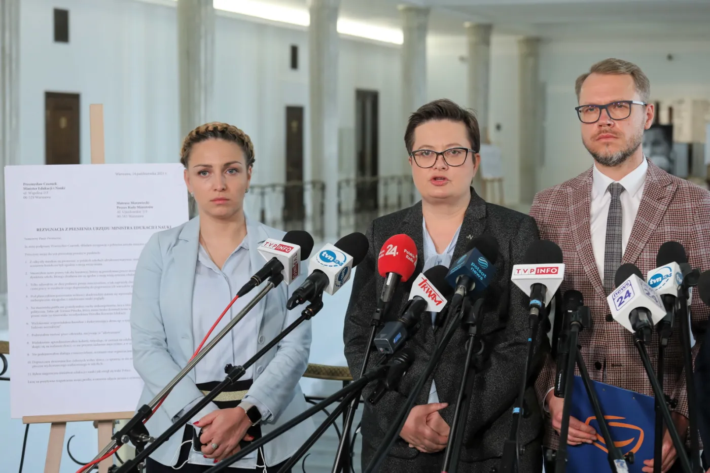Posłowie KO przygotowali z okazji Dnia Edukacji Narodowej "rezygnację" ministra Czarnka