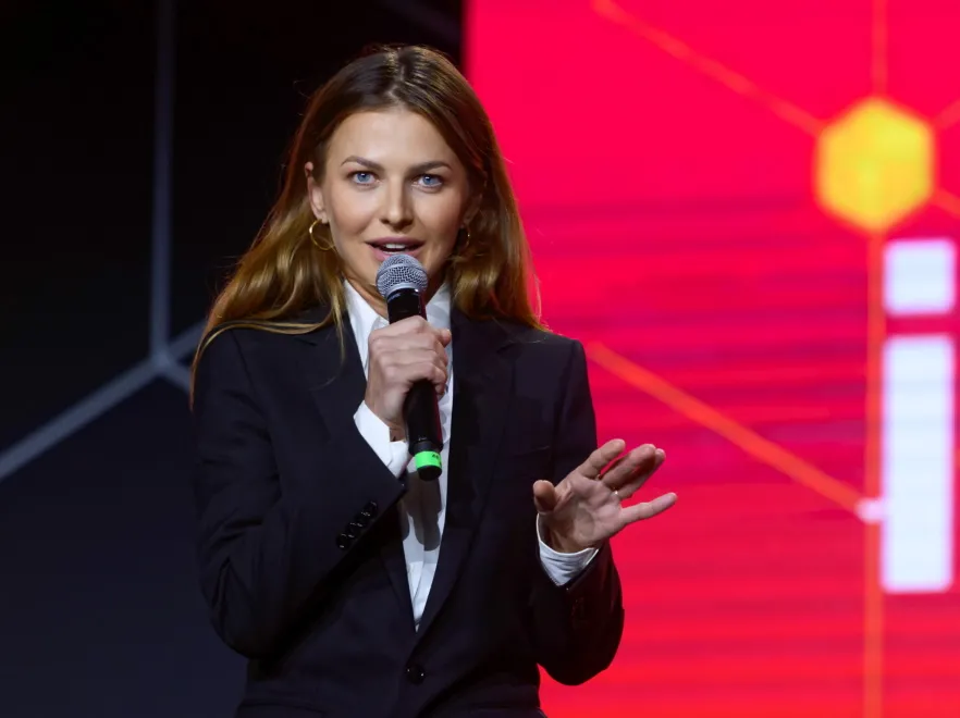 Jak spod igły: Anna Lewandowska w biznesowej stylizacji na Kongresie Impact'21
