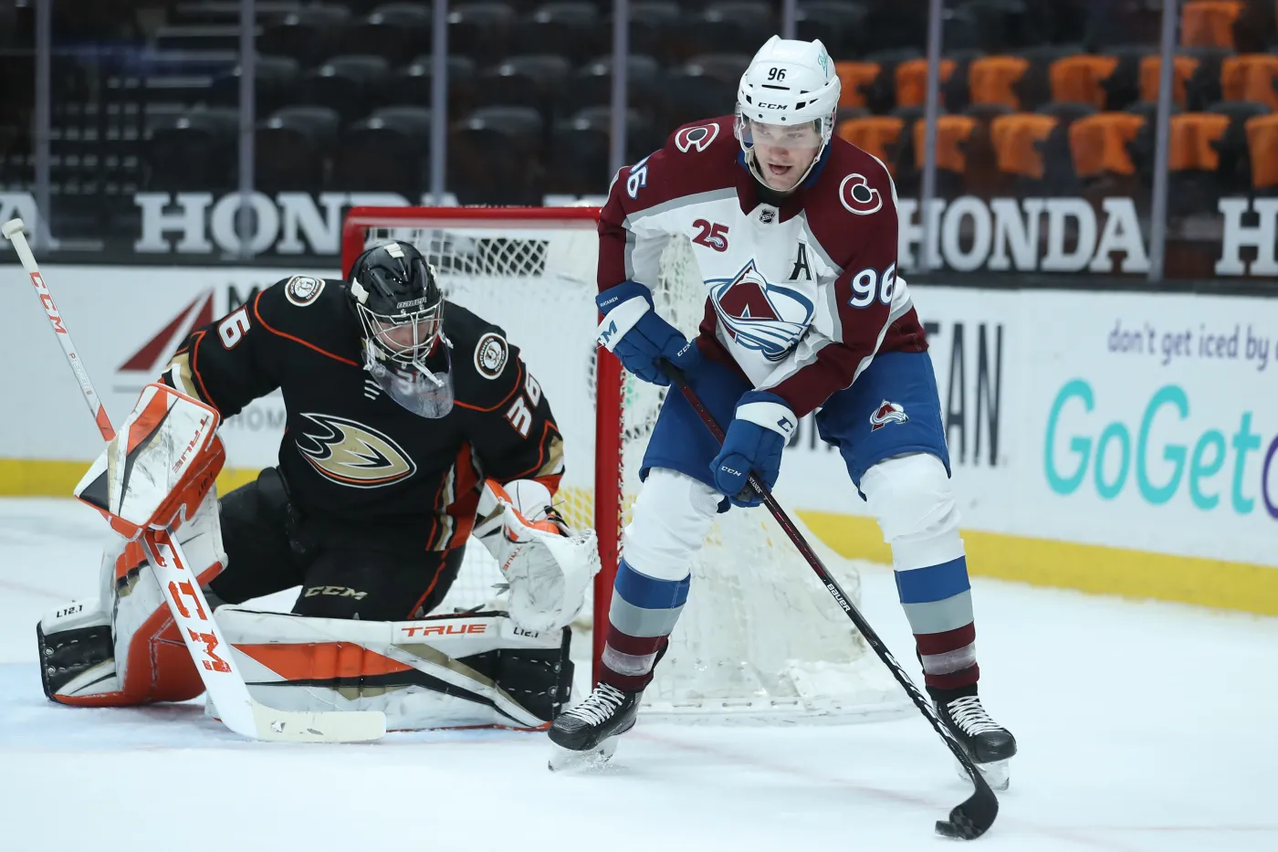 Liga NHL. Hat-trick Sanforda. Avalanche wygrali 5. raz z rzędu