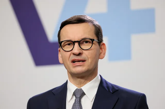 Morawiecki w Paryżu. "Liczymy na wyjaśnienia ws. rozmowy Macrona z Putinem"