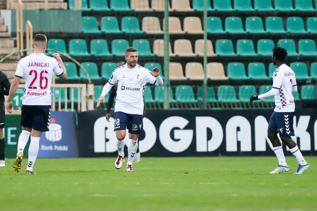 Zabrzanie lepsi w starciu Górników. Cudowny gol Podolskiego [WIDEO]