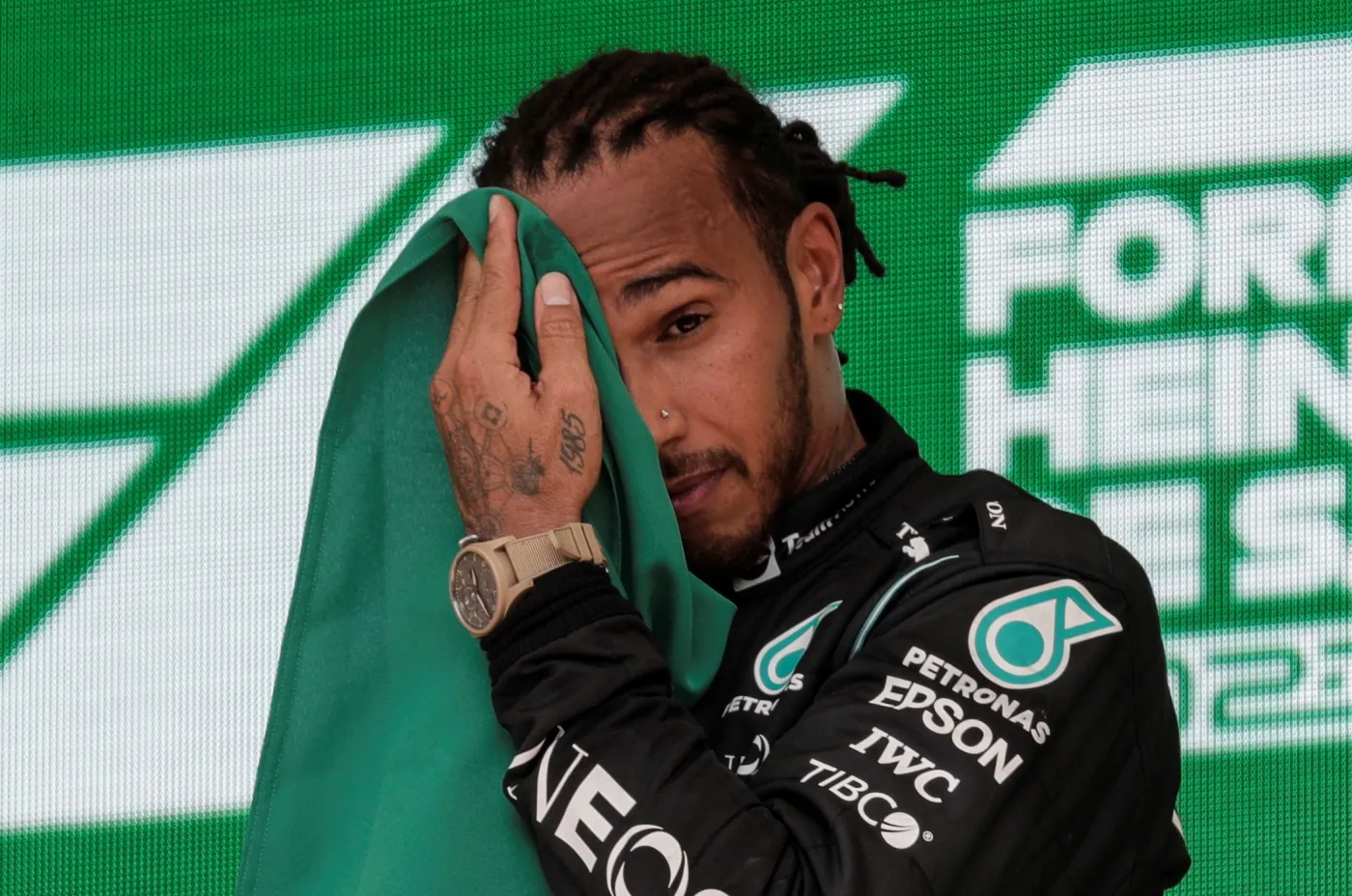 Lewis Hamilton zapłaci "mandat" za niezapięte pasy bezpieczeństwa