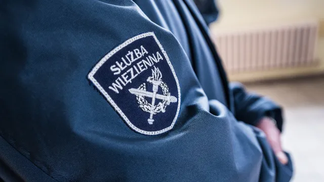 Skazaniec uciekł z miejsca pracy. Funkcjonariuszka zauważyła go w pociągu
