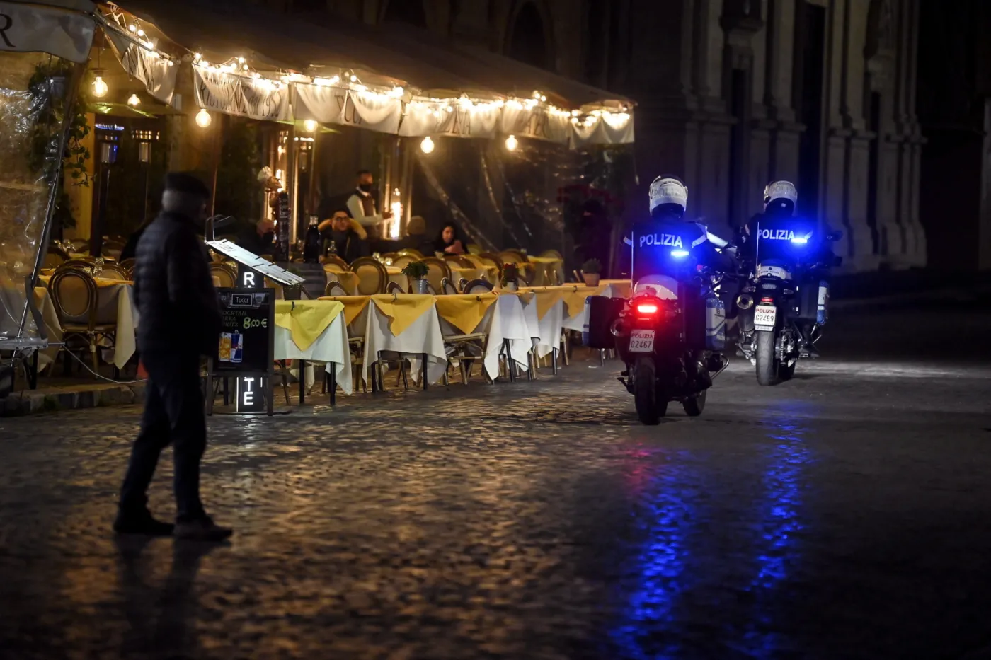 Włoscy policjanci dostali maseczki FFP2. Są... różowe