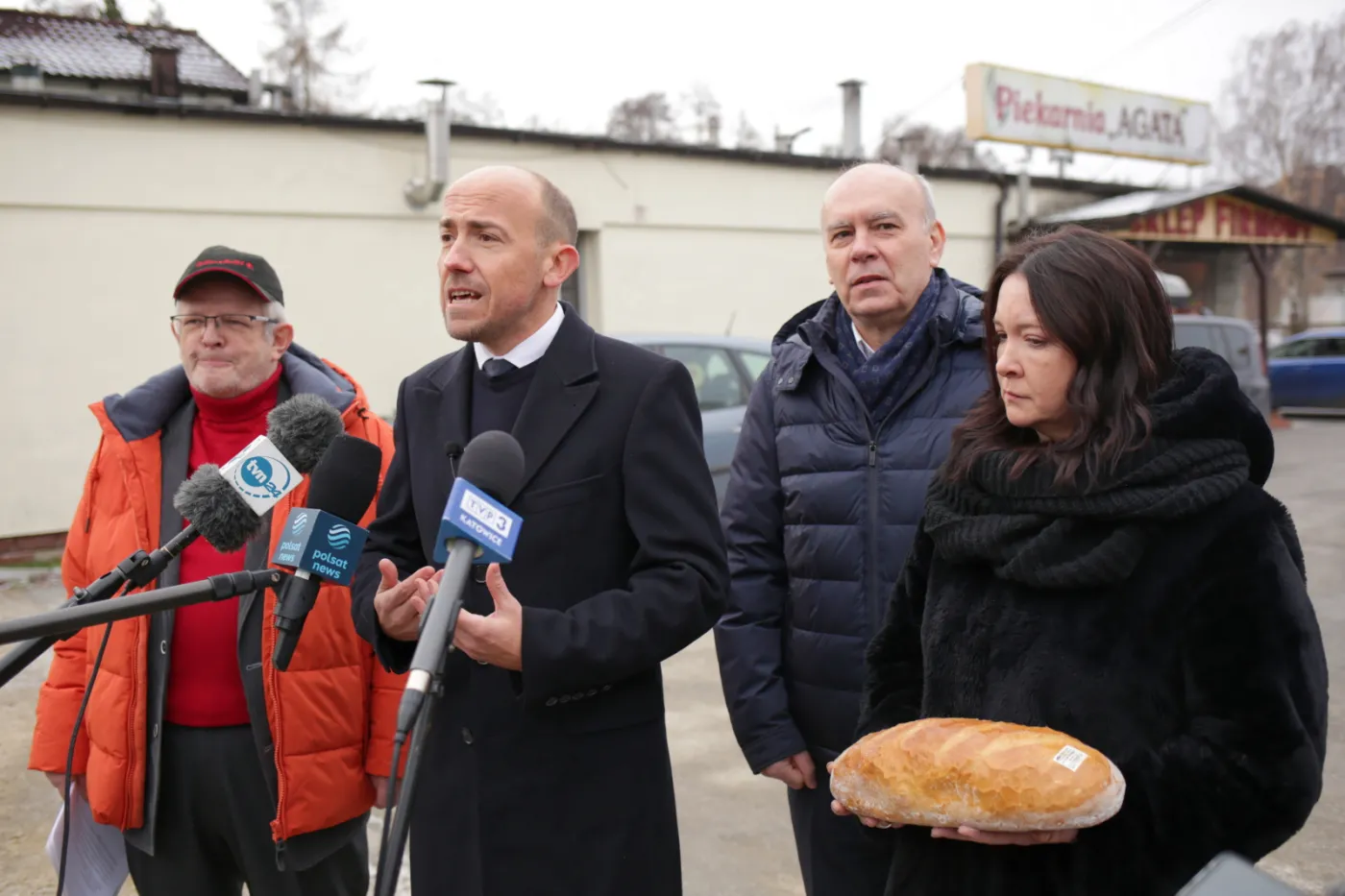 Budka zwołał konferencję przed piekarnią. Ostre słowa pod adresem Morawieckiego