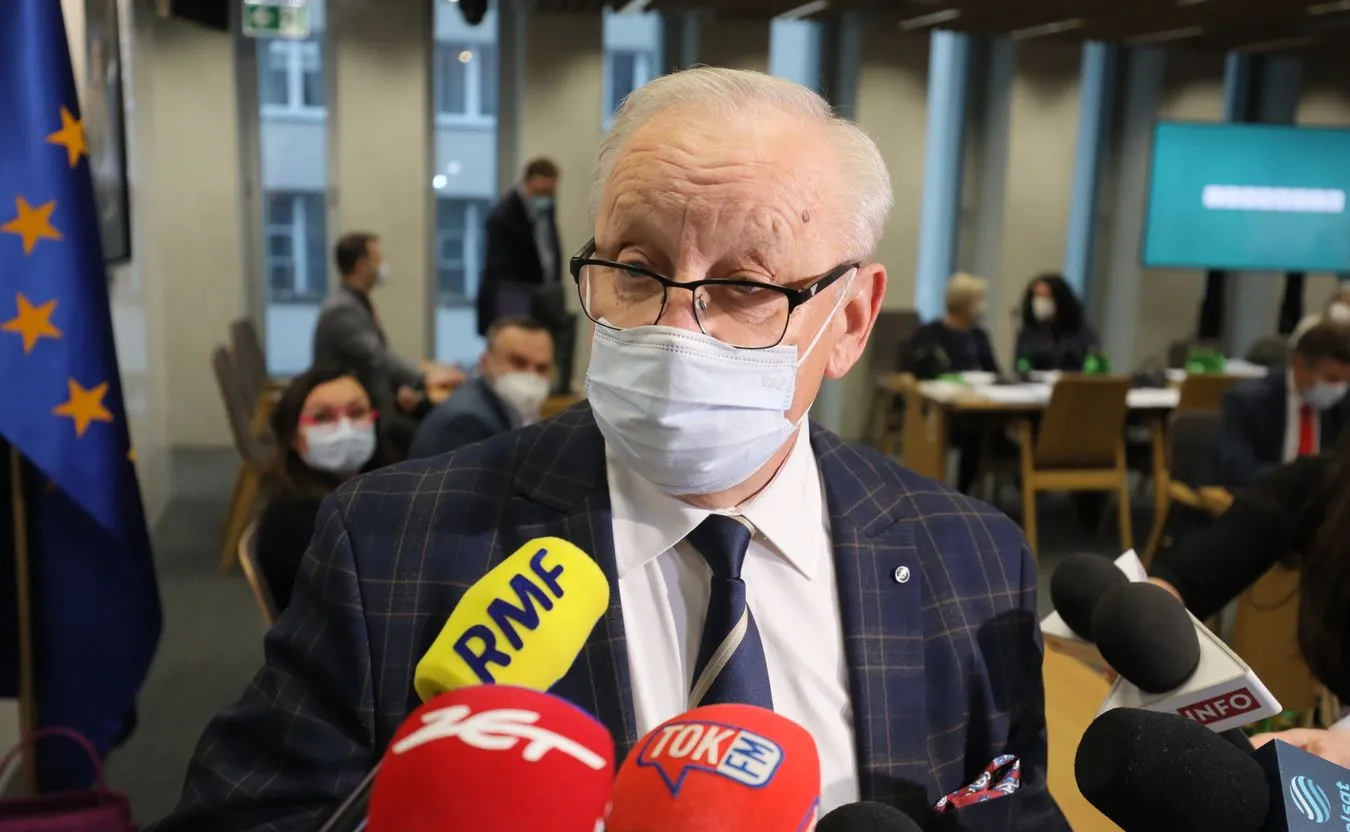 Osoby "sceptycznie nastawione do rozwiązań antycovidowych". Piecha: W PiS jest ich troszeczkę