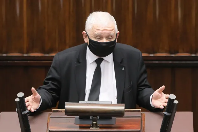 Od "wielkiego momentu w dziejach" po "decyzje personalne". Tak prezes PiS zmieniał zdanie ws. Polskiego Ładu