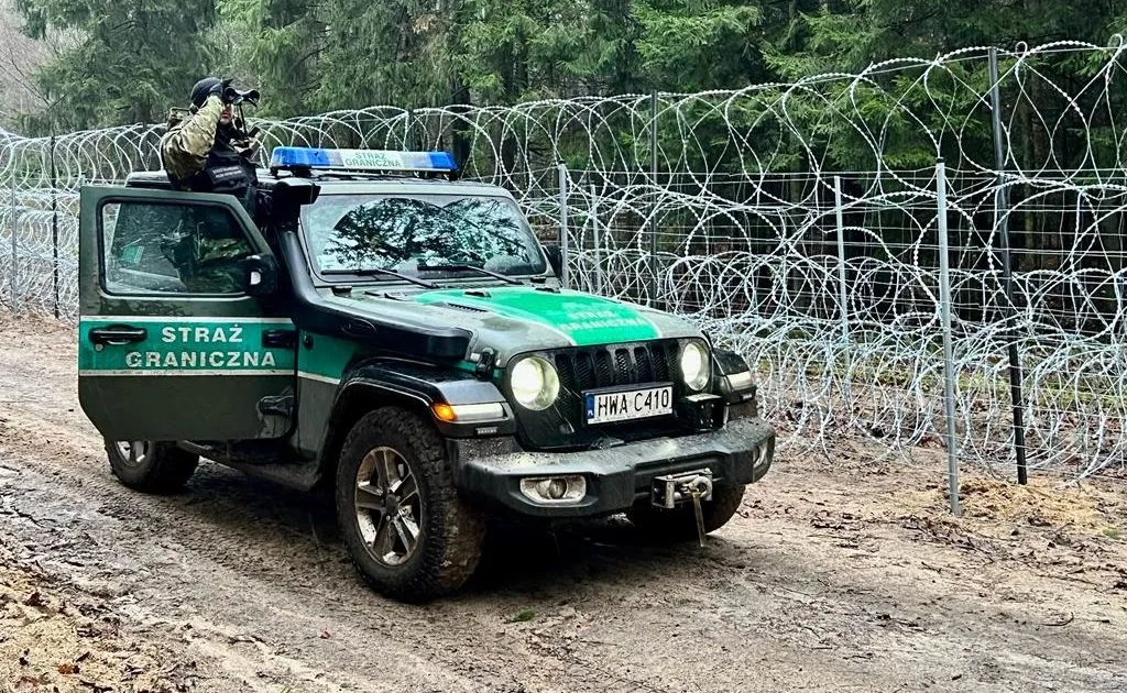 Dwie próby siłowego przekroczenia granicy. W polskie służby rzucano kamieniami i petardami