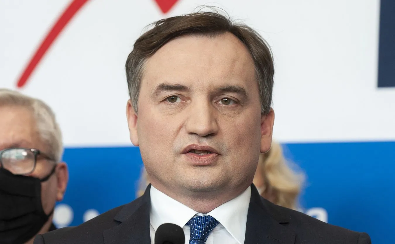 Ziobro: Poleciłem każdorazowe zatrzymywanie oszustów oszukujących uchodźców i wnioskowanie o ich aresztowanie